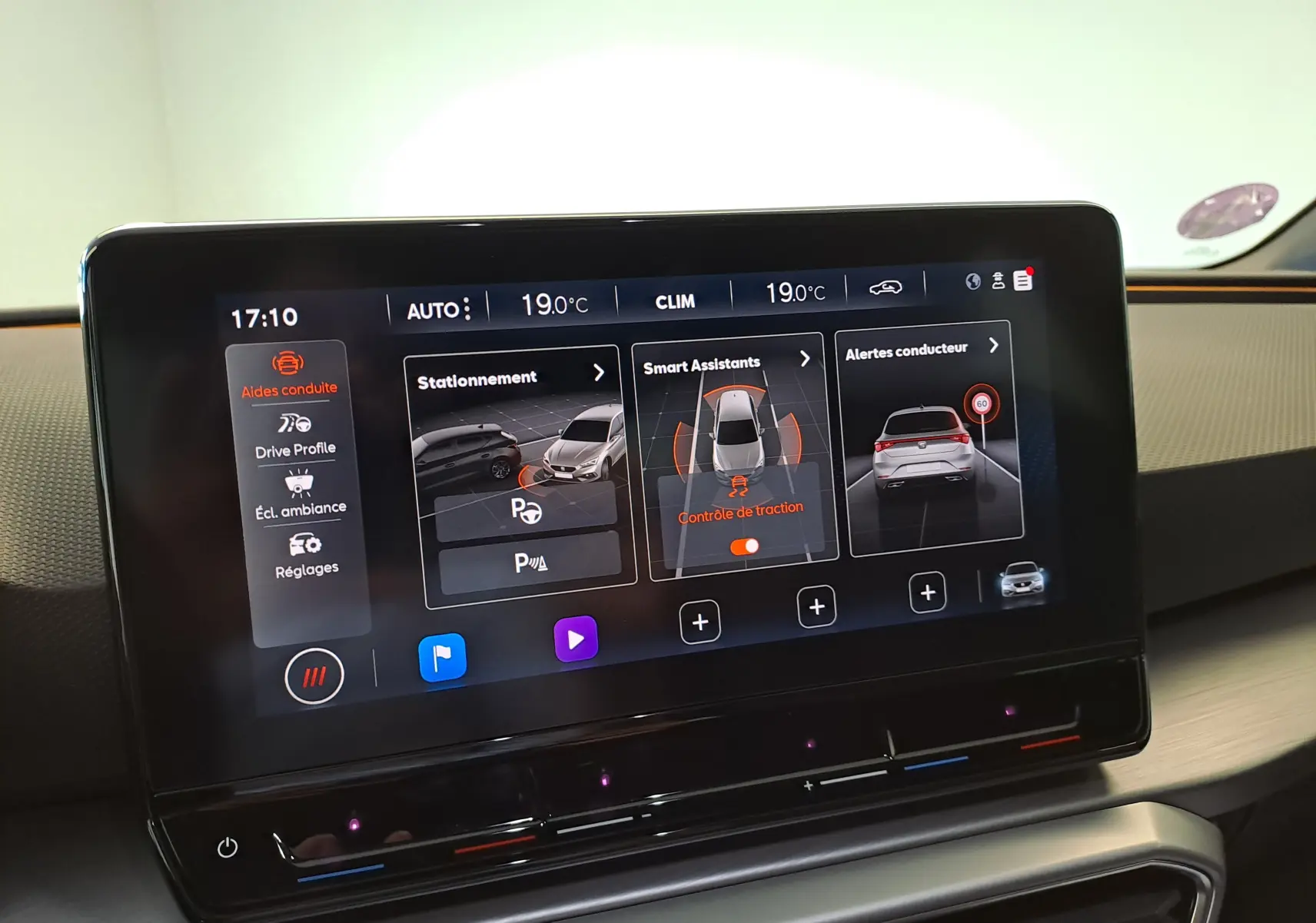 Écran tactile intérieur du SEAT LEON 2024 affichant les aides à la conduite et la température à 19°C.