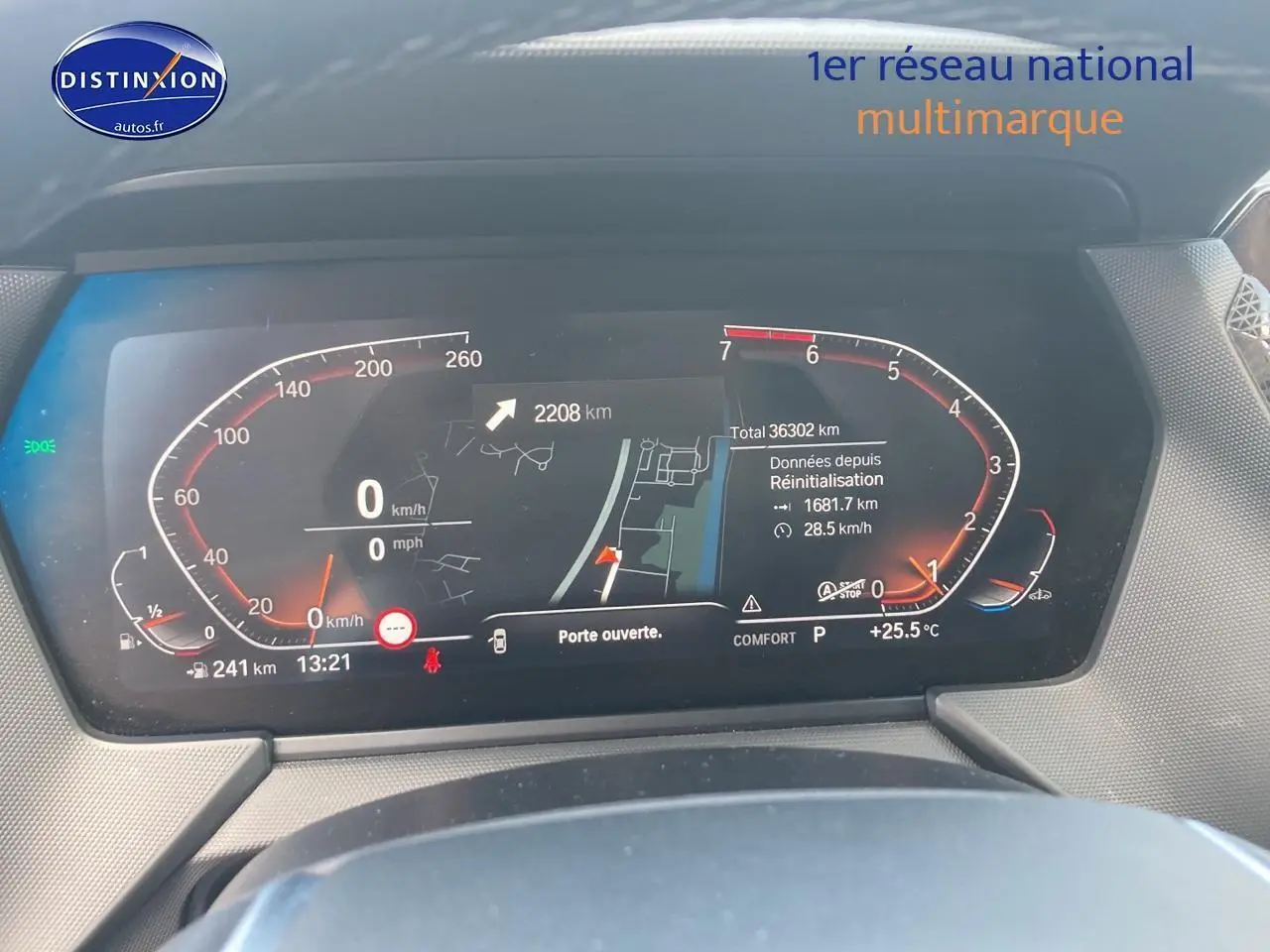 Tableau de bord numérique BMW Série 1 (f40) 118i 2023 affichant vitesse, navigation et alertes en mode confort