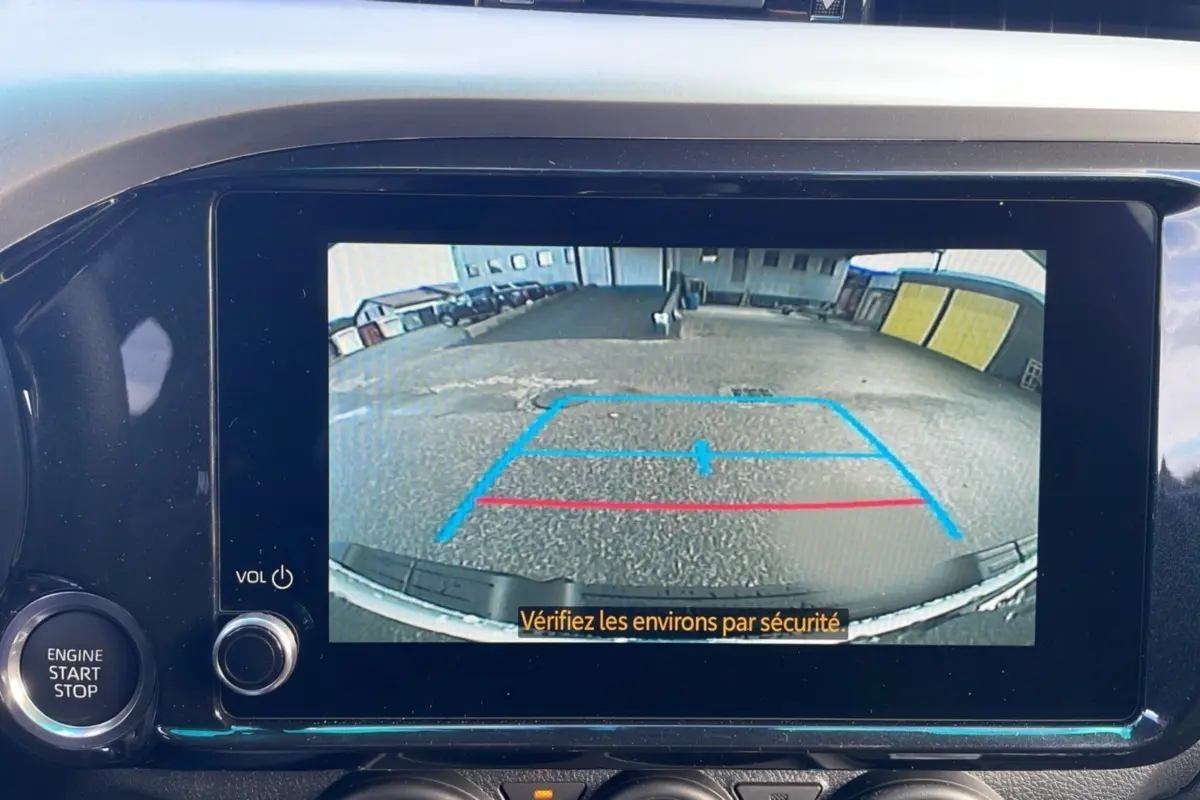 Écran de caméra de recul du Toyota Hilux 4x4 blanc 2025, affichant la zone derrière le véhicule avec repères colorés.