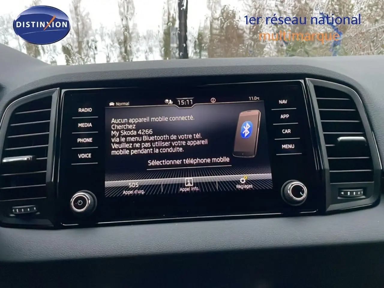 Écran tactile central du tableau de bord d’une Skoda Karoq 2025, affichant le menu Bluetooth et les commandes multimédia.