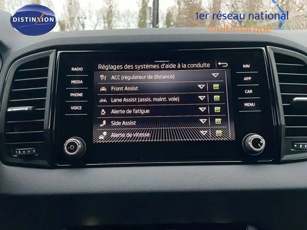 Écran central du tableau de bord du Skoda Karoq 2025 affichant les réglages des aides à la conduite.