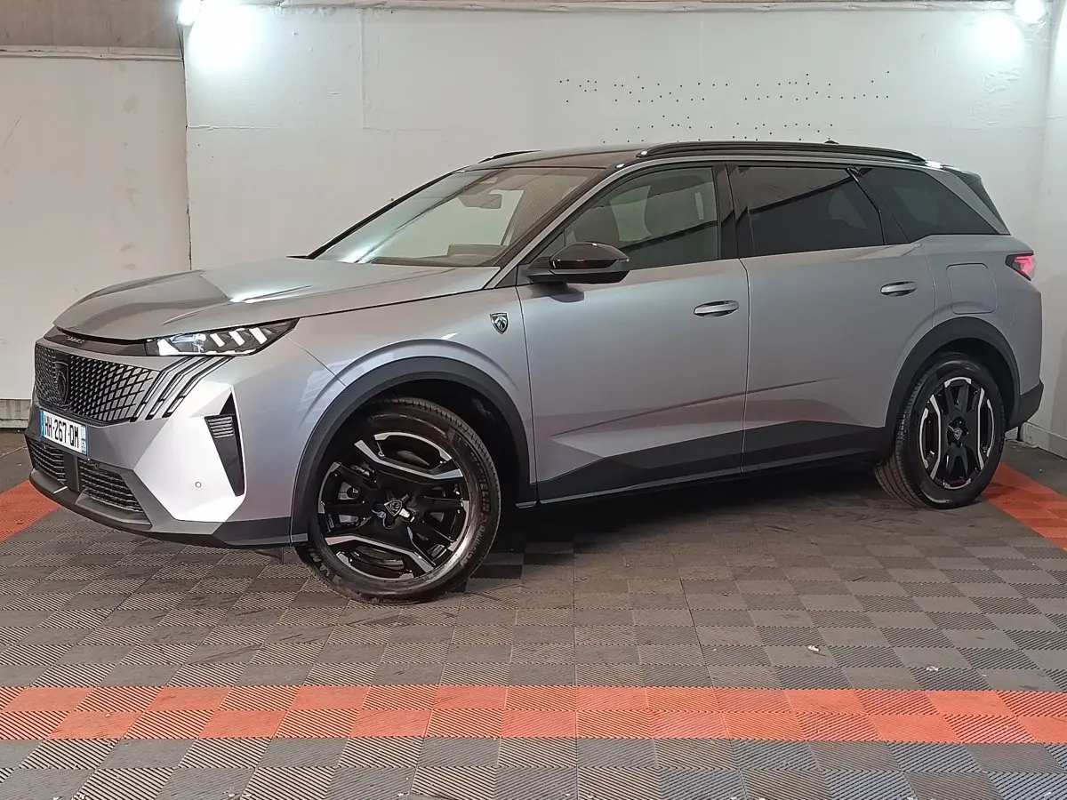 Peugeot 5008 gris clair vue de profil côté gauche, avec jantes noires et toit noir contrastant.