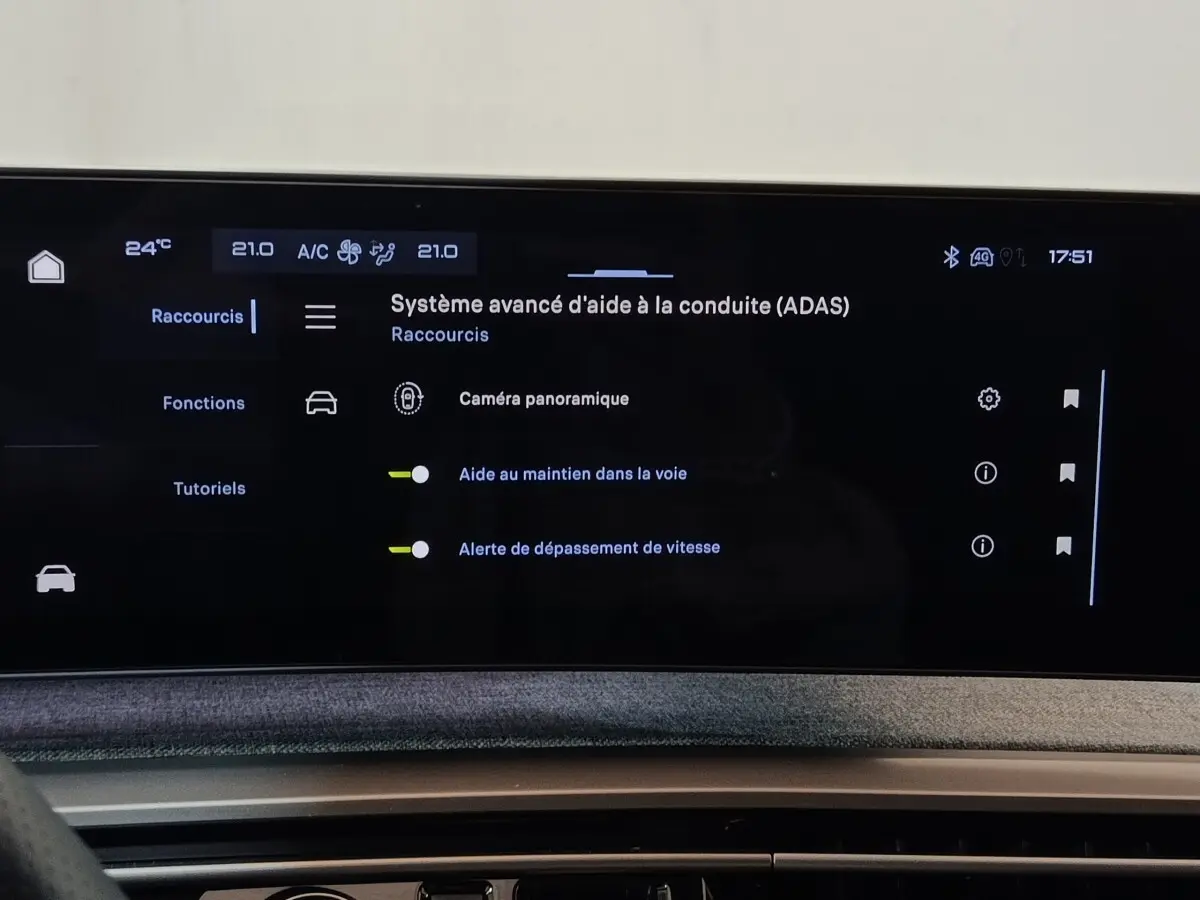 Écran tactile central affichant les aides à la conduite sur le tableau de bord du Peugeot 5008 gris clair.