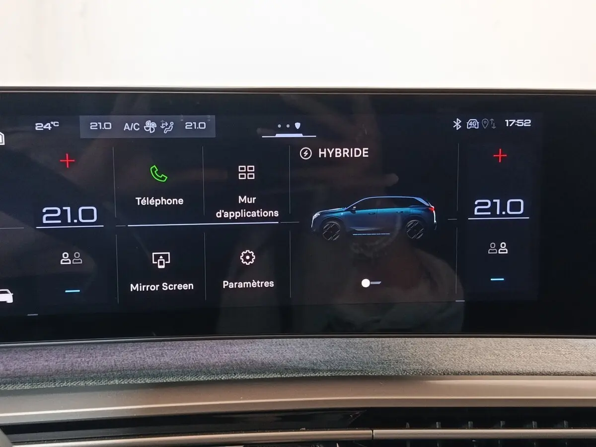 Écran tactile central du tableau de bord montrant l'interface hybride et la température à 21°C sur Peugeot 5008 gris clair.
