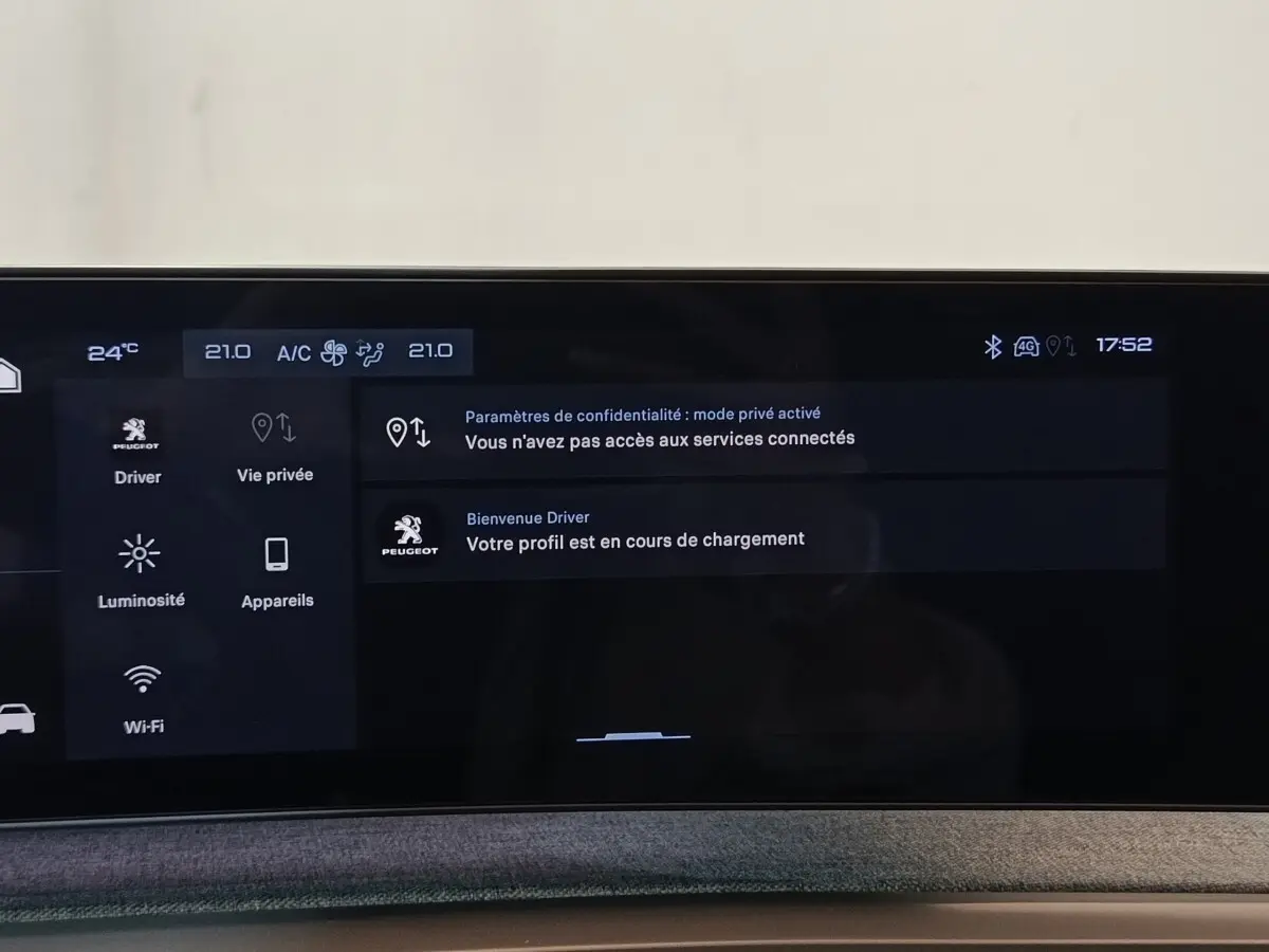 Écran tactile central du Peugeot 5008 gris clair 2026 affichant les paramètres de confidentialité et profil en chargement.