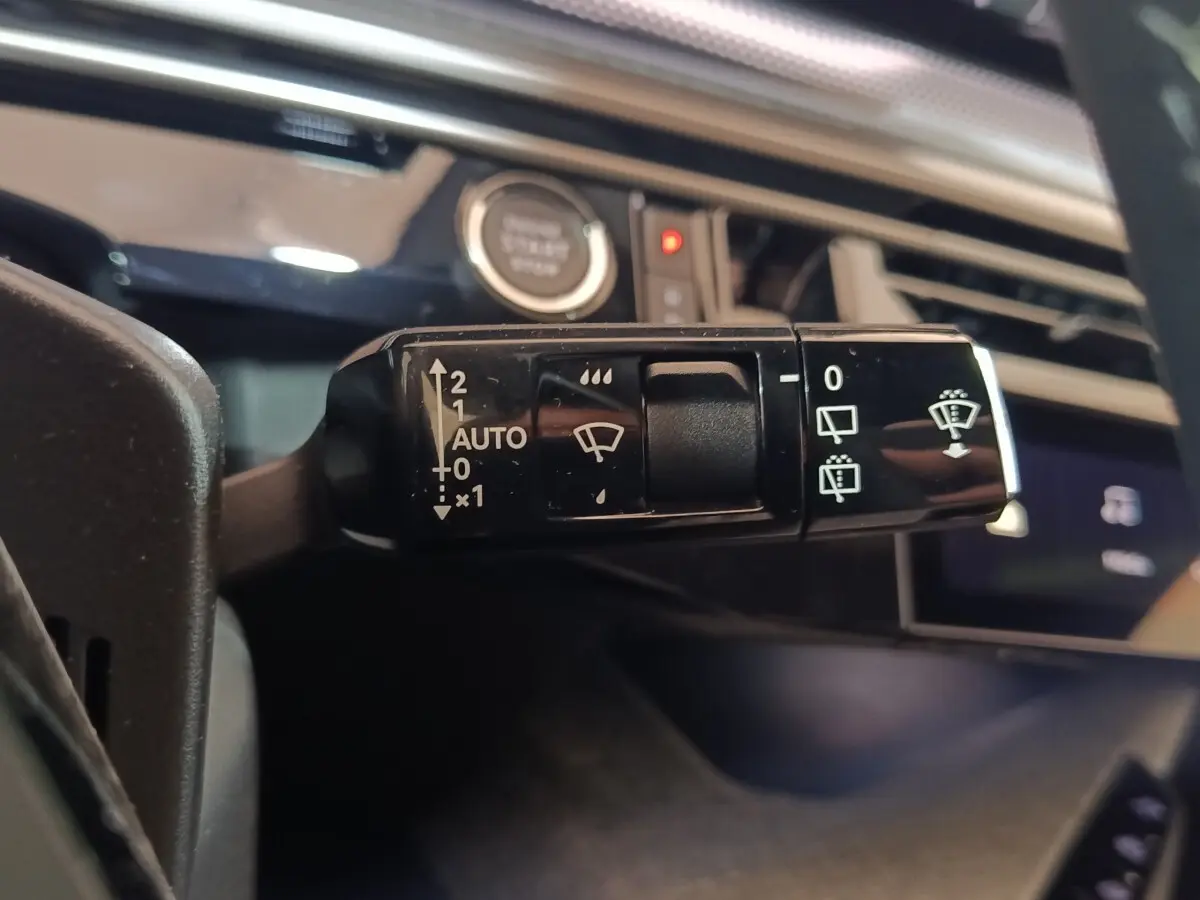 Gros plan sur la commande des essuie-glaces dans l’habitacle du Peugeot 5008 gris clair, version 2026.