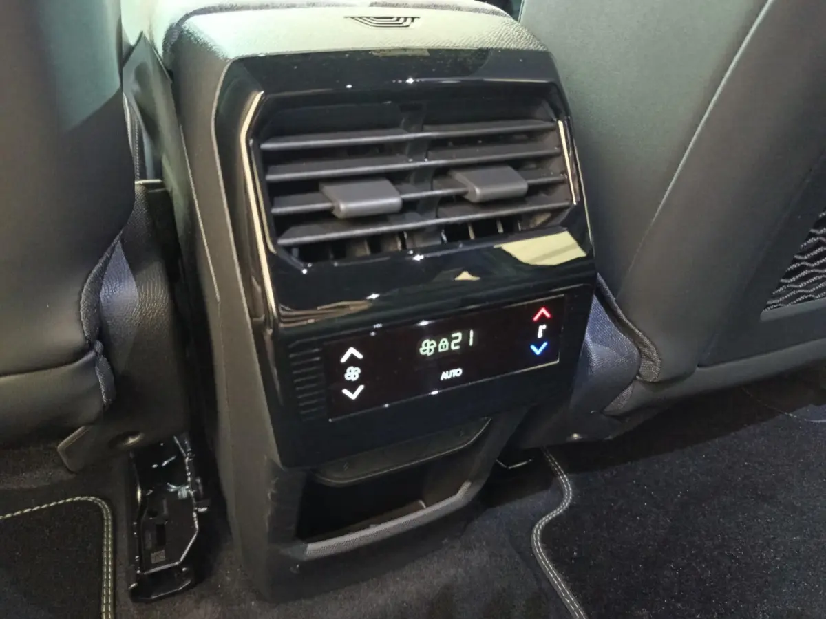 Vue rapprochée de la commande de climatisation arrière tactile du Peugeot 5008 gris clair, avec affichage digital à 21°C.