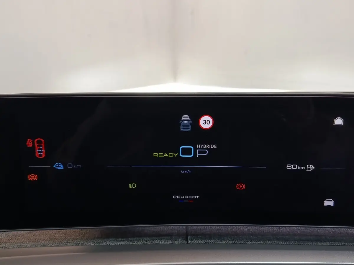 Affichage numérique multifonctions du tableau de bord Peugeot 5008 hybride rechargeable, avec indications de vitesse et alertes.