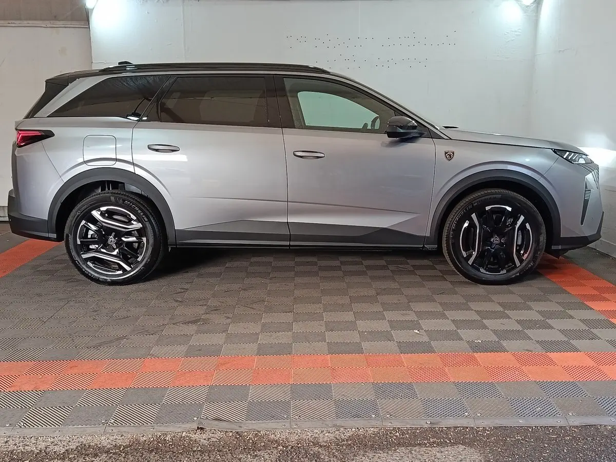 Peugeot 5008 gris clair vue de profil côté gauche, avec jantes noires et toit noir contrastant.