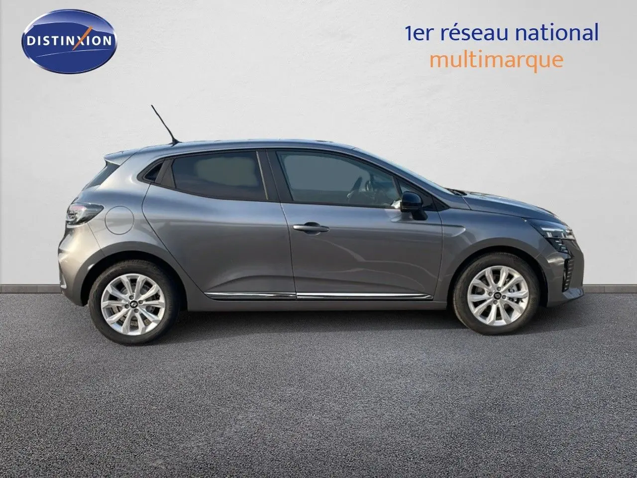 Profil droit d'une Renault Clio 1.5 DCI 100ch Evolution gris schiste métal, compacte et moderne, sur fond neutre.