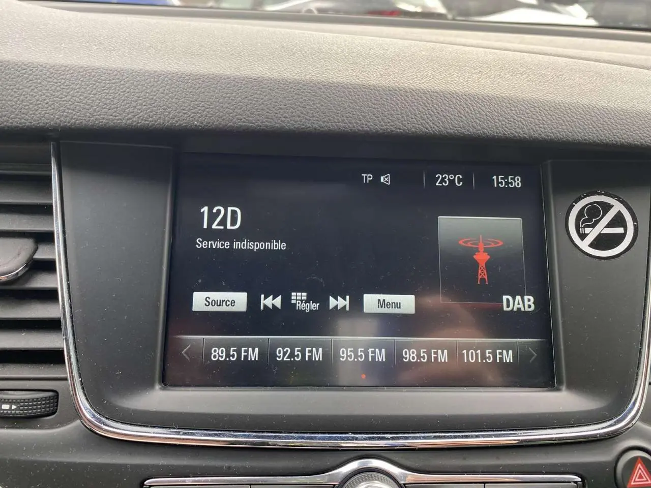 Écran tactile multimédia 7 pouces de l'Opel Astra 2021 affichant les stations radio DAB et FM, avec panneau noir et chrome.