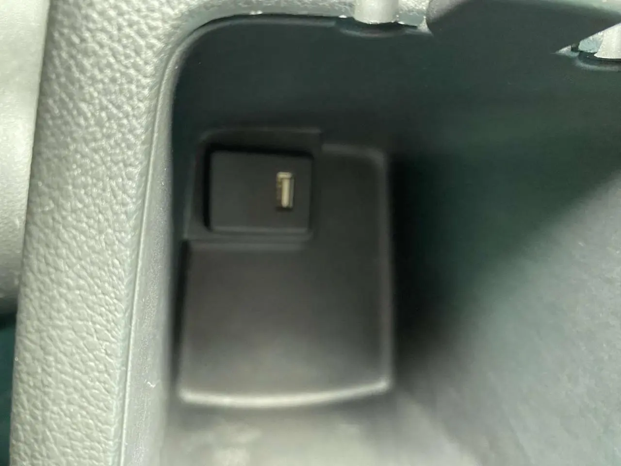Gros plan sur la prise USB dans la console centrale de l'Opel Astra Sovereign Silver 2021.