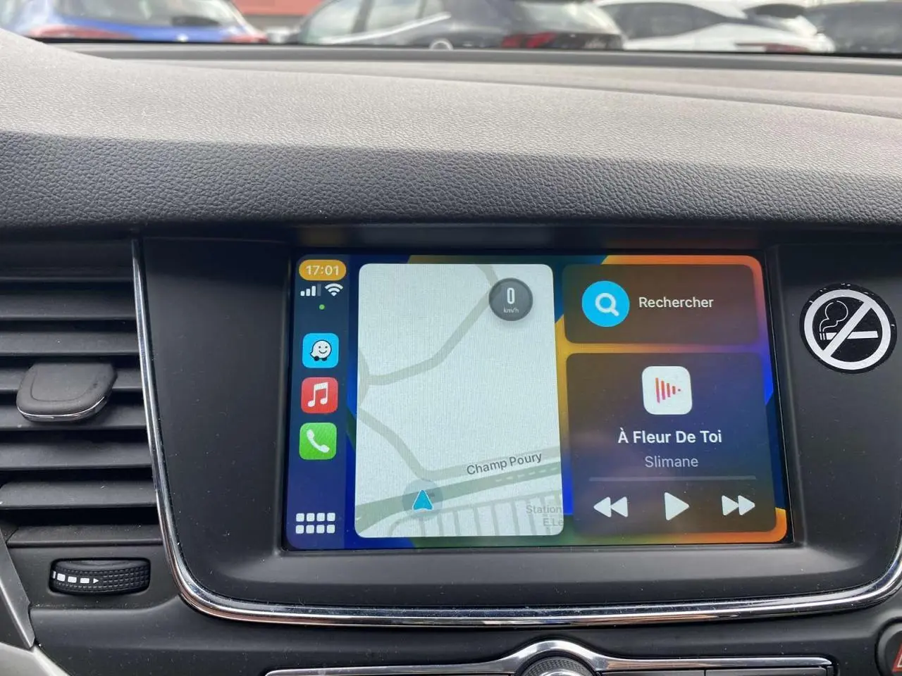 Écran tactile 7 pouces du système multimédia de l'Opel Astra Edition 2021 affichant navigation et musique