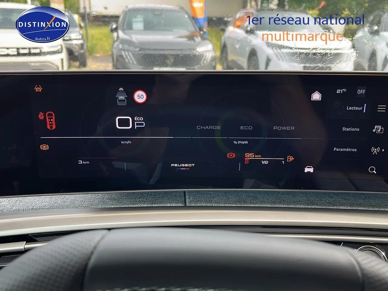 Vue du tableau de bord numérique du Peugeot 3008 gris hybride 2025, affichant les informations de conduite et de charge.