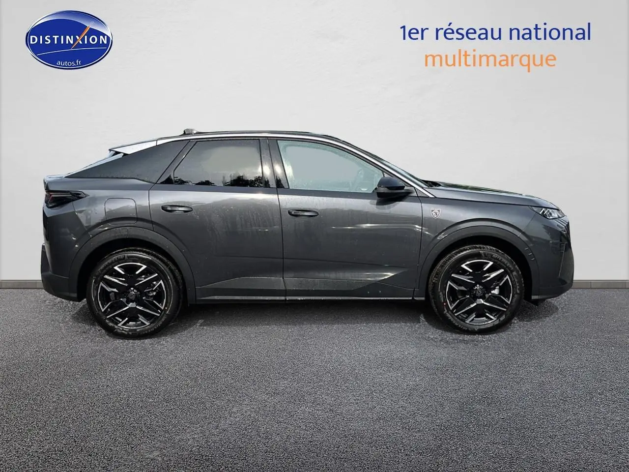 Profil droit d'un Peugeot 3008 gris 2025, version hybride, avec jantes alliage noires et lignes modernes.
