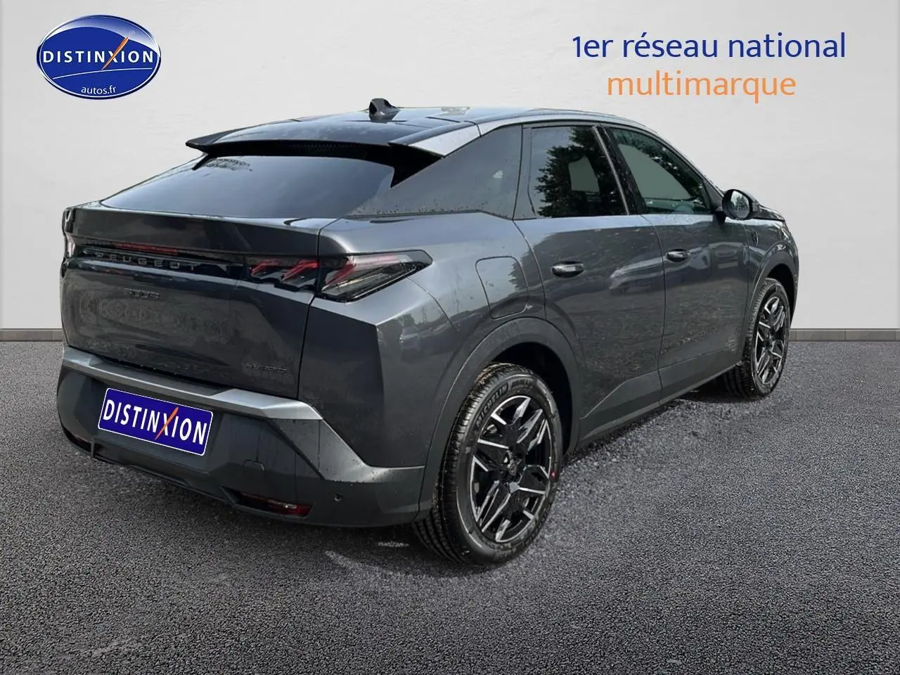 Peugeot 3008 gris en 3/4 arrière droit, avec jantes alu noires et feux arrière LED distinctifs.