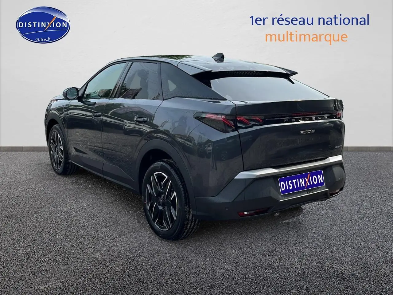 Vue 3/4 arrière gauche d'un Peugeot 3008 gris hybride 2025 avec jantes alu noires et feux arrière LED distinctifs.