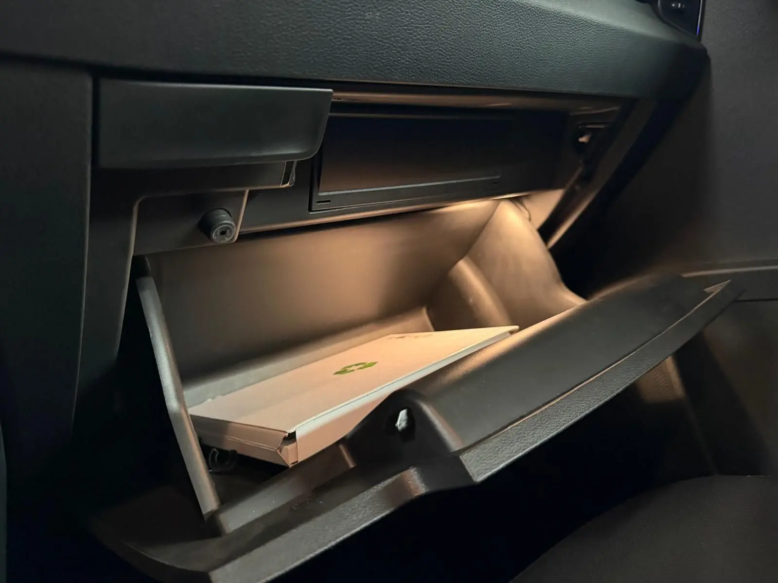 Porte arrière gauche ouverte d’un Skoda Karoq bleu 2023, intérieur noir avec insert décoratif gris clair.