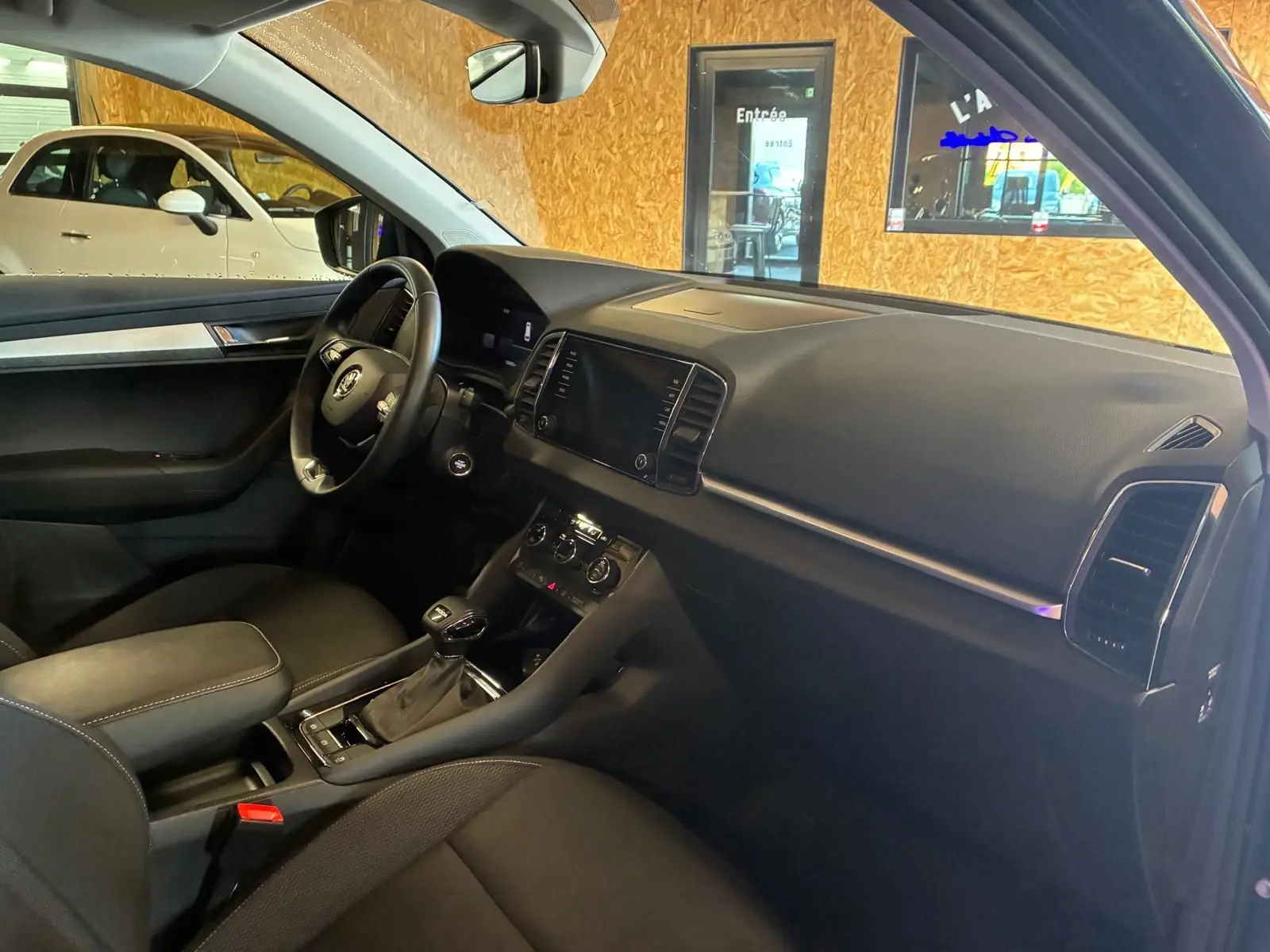 Intérieur noir de la Skoda Karoq 2.0 TDI 116 DSG7 Business, vue côté conducteur avec tableau de bord et console centrale.