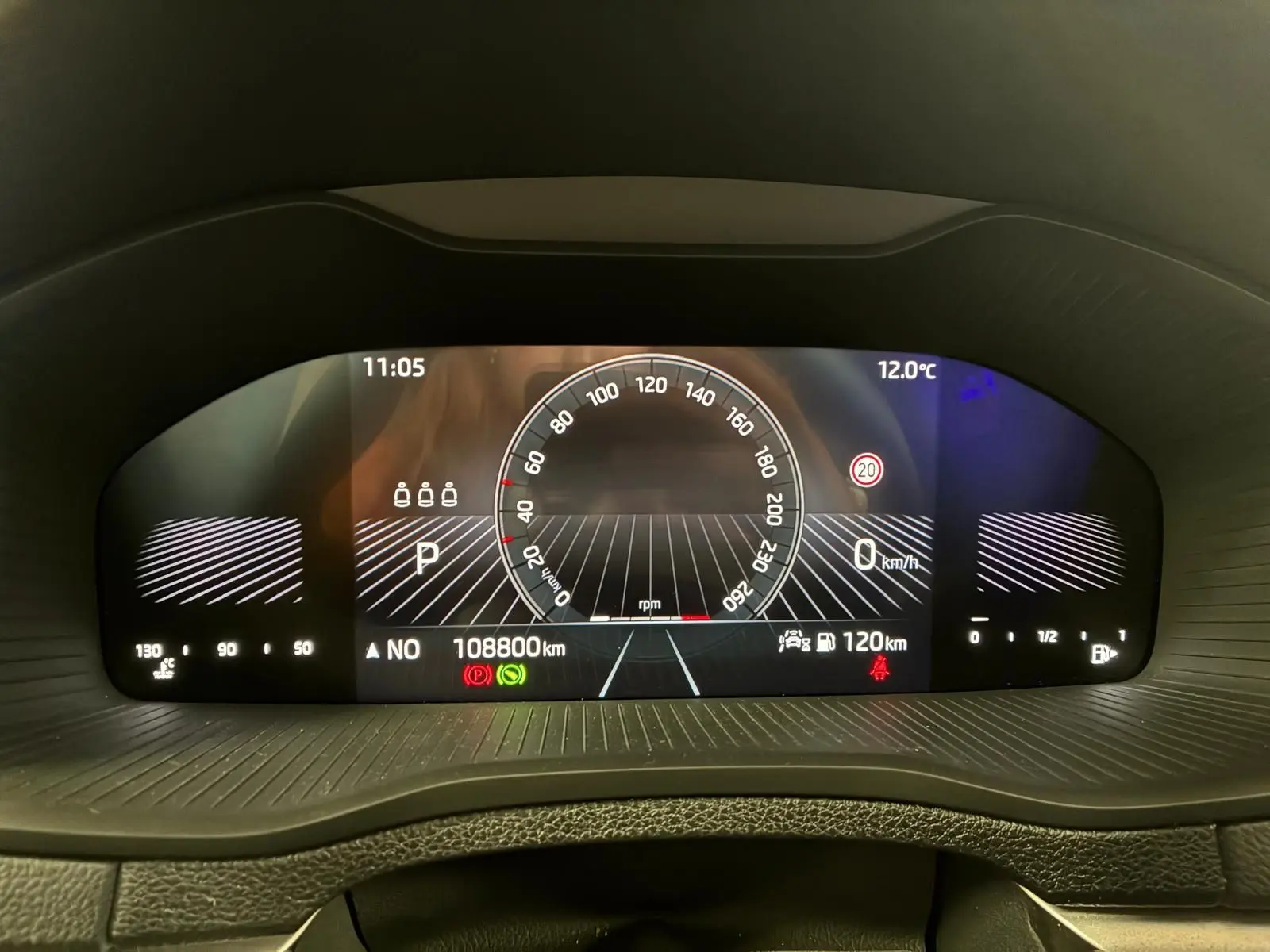 Tableau de bord numérique du Skoda Karoq 2.0 TDI 116 DSG7 Business affichant vitesse, température et kilométrage.