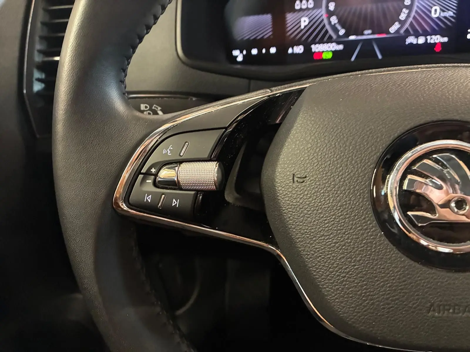 Gros plan sur le volant cuir noir multifonctions avec commandes intégrées du Skoda Karoq 2.0 TDI 116 DSG7 Business 2023.