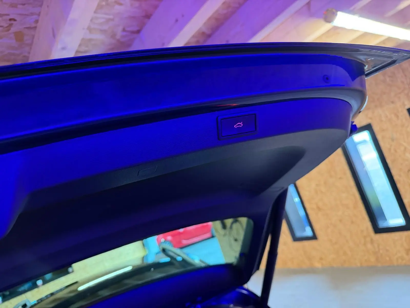 Gros plan sur le volant cuir et les commandes de clignotants et régulateur de vitesse du Skoda Karoq 2023.