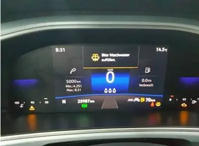 Tableau de bord numérique du Volkswagen T-Roc 2025 affichant la vitesse à 0 km/h et plusieurs alertes.