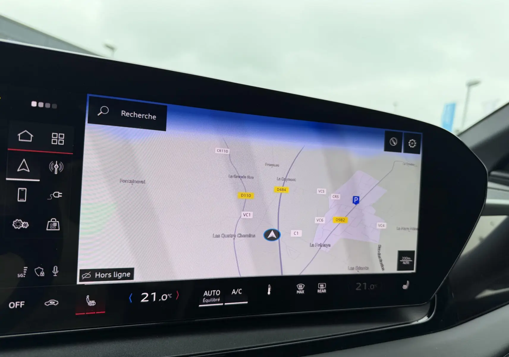 Vue intérieure du tableau de bord de l'Audi Q6 e-tron 2024 avec écran tactile de navigation et commandes climatiques.