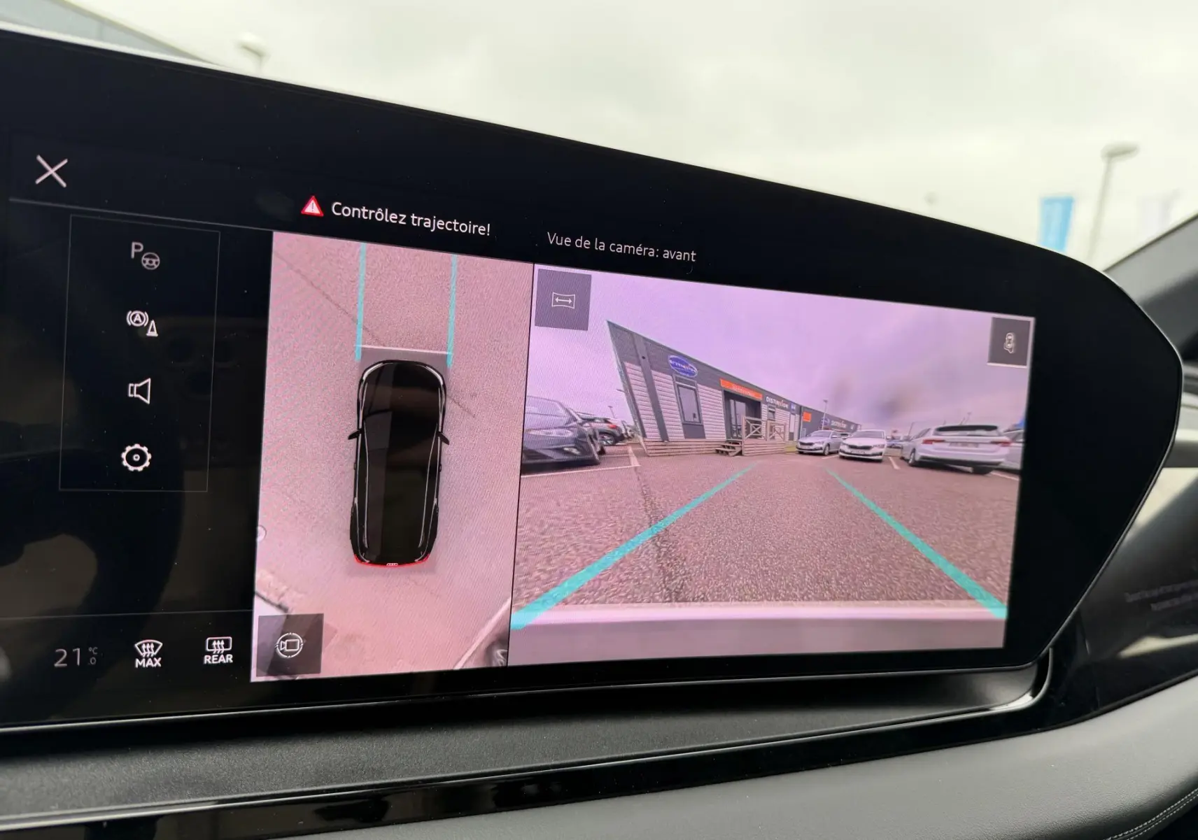 Affichage écran intérieur montrant la caméra avant et vue 3D du Q6 e-tron gris en stationnement.
