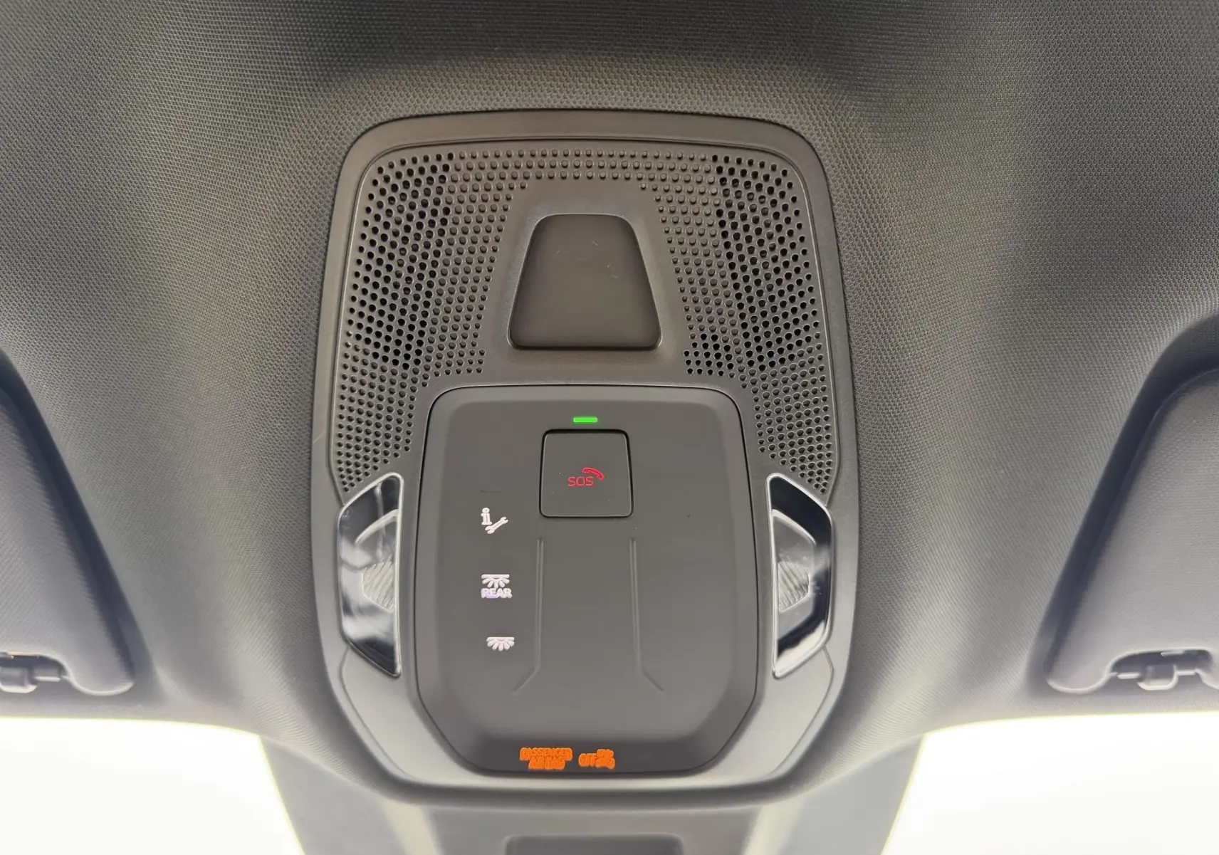 Vue en contre-plongée du plafonnier gris avec commandes SOS et éclairage intégré dans un Audi Q6 e-tron 2024.