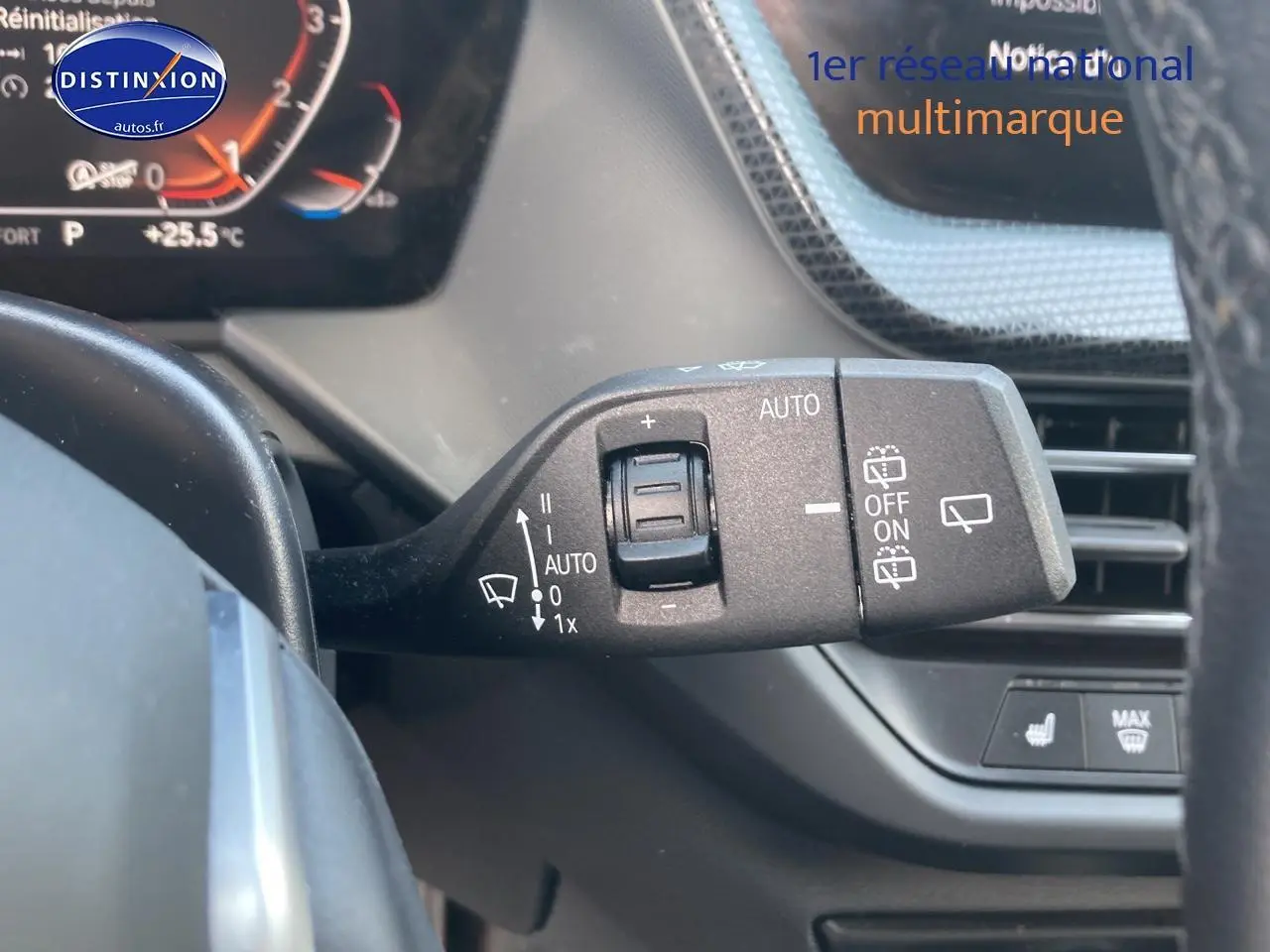 Gros plan sur la commande des essuie-glaces à gauche du volant d'une BMW Série 1 gris foncé 2023 édition sport.