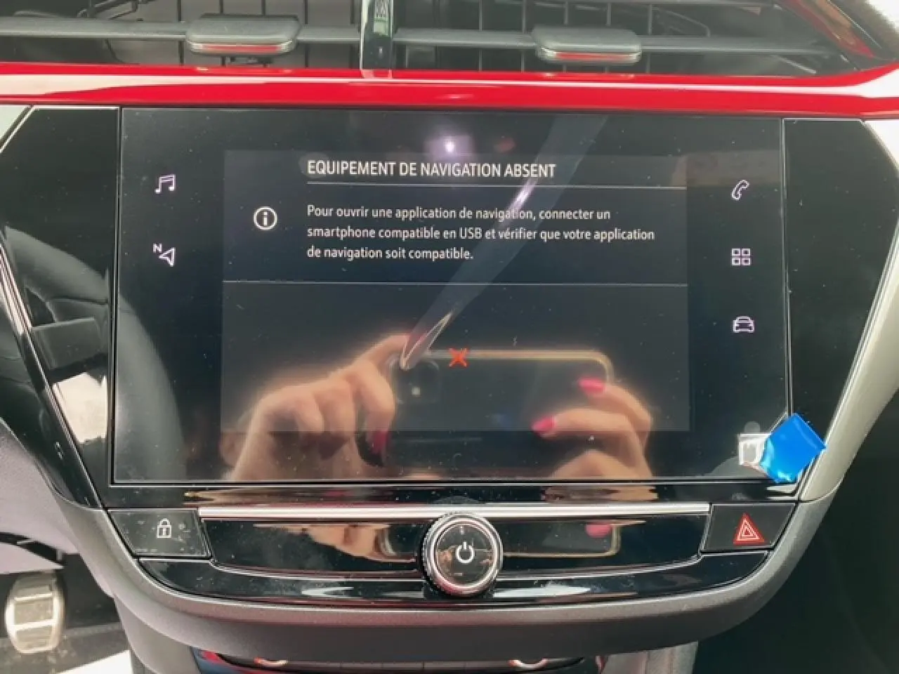 Écran tactile central de l’Opel Corsa gris Magnetic 2022 affichant un message d’équipement de navigation absent.