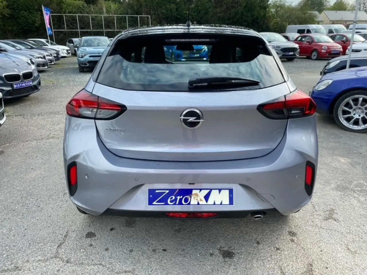 Vue arrière d'une Opel Corsa 2022 gris magnetic avec toit noir et feux arrière LED distinctifs.