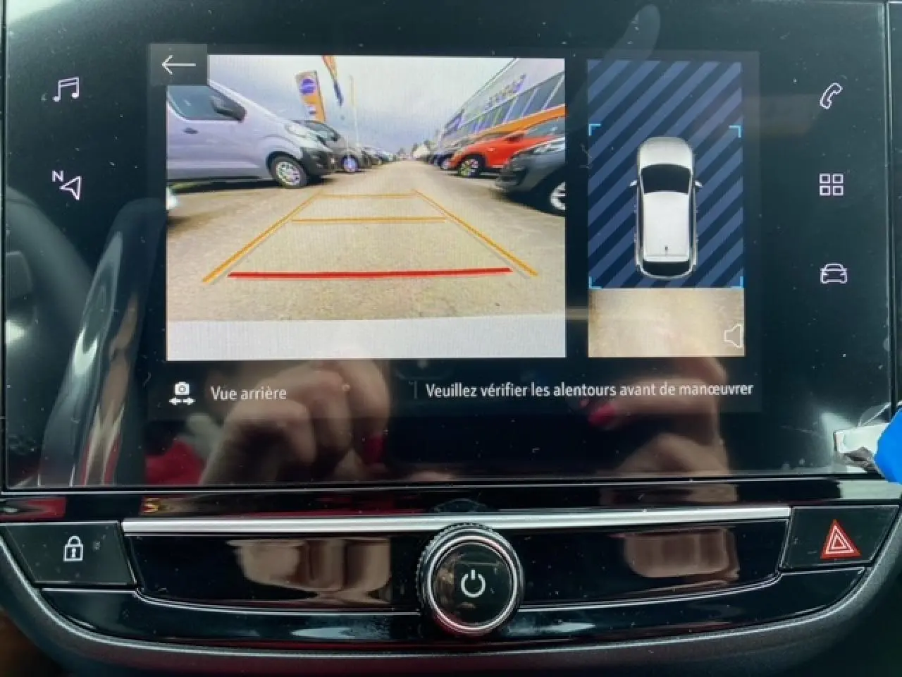 Écran tactile de l'Opel Corsa gris Magnetic montrant la caméra de recul avec guidage et vue 360° stationnement.