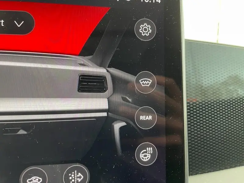 Vue partielle de l'écran tactile et tableau de bord gris clair du Volkswagen Tiguan 2025, côté passager.