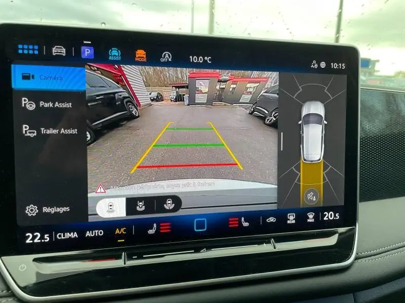 Écran tactile intérieur du Volkswagen Tiguan 2025 montrant la caméra de recul avec assistance au stationnement.