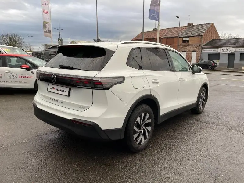 Volkswagen Tiguan blanc pur 2025 en 3/4 arrière droit, avec jantes alu 17 pouces Venezia et toit ouvrant panoramique.