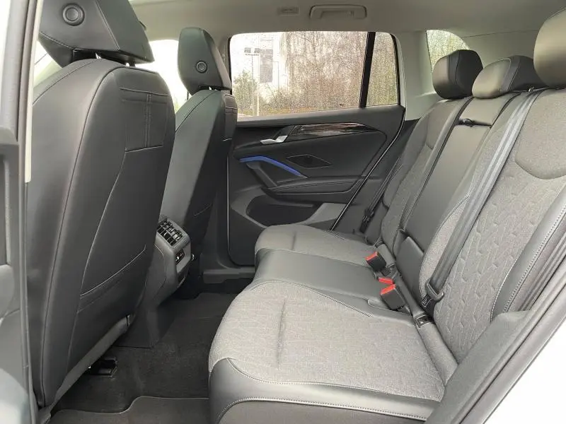 Vue intérieure côté droit des sièges arrière gris anthracite du Volkswagen Tiguan 2025 avec détails de la portière et appuie-têtes.