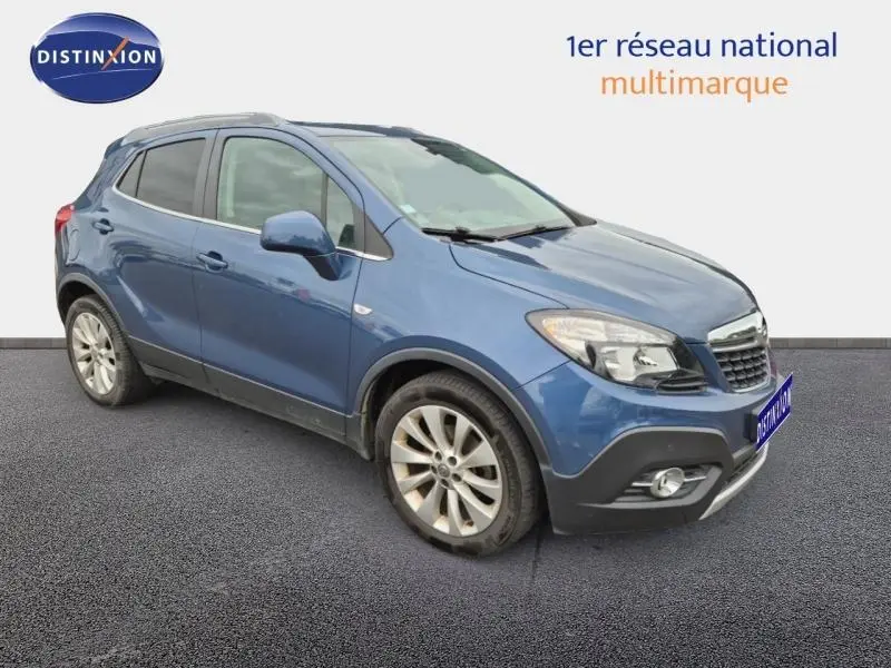Opel Mokka bleu outremer vue 3/4 avant droit avec jantes alu et calandre chromée sur fond neutre.