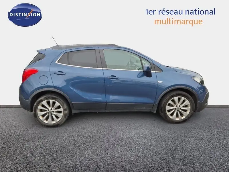 Opel Mokka bleu outremer vue de profil côté gauche, avec jantes alu et vitres teintées.
