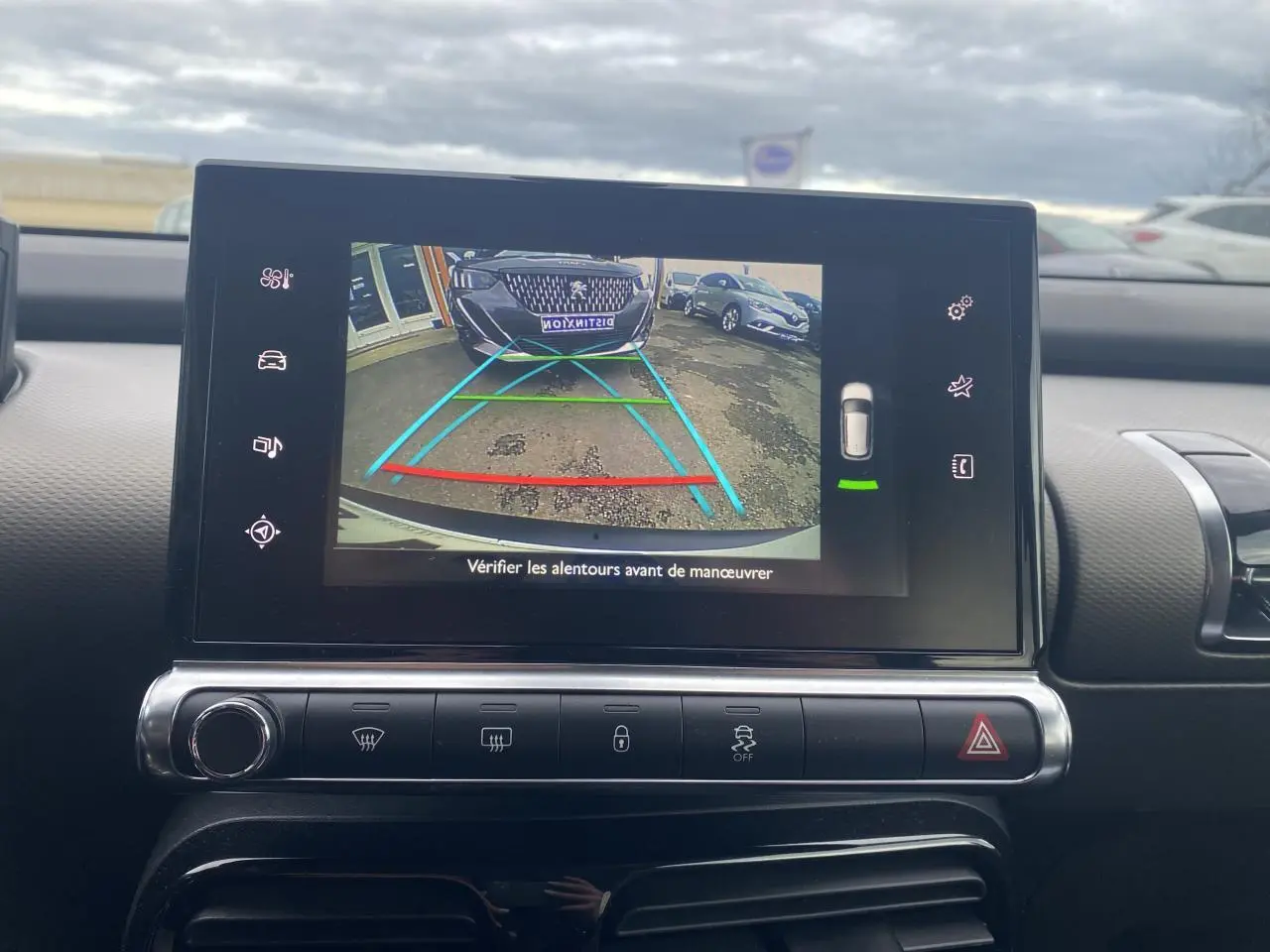 Écran central du Citroën C4 Cactus blanc montrant la caméra de recul avec lignes de guidage colorées.