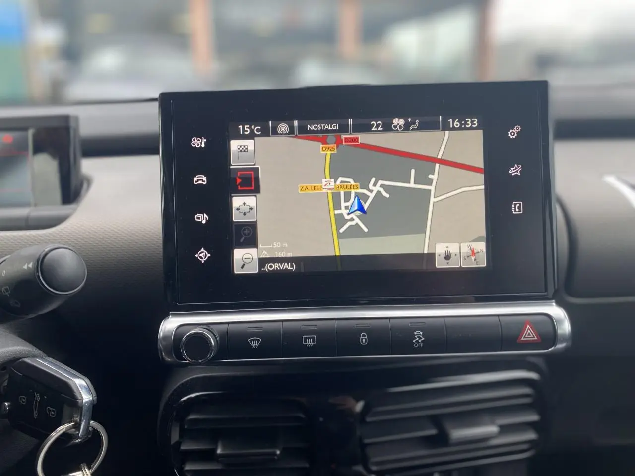 Écran tactile du système de navigation de la Citroën C4 Cactus 2015, vue intérieure centrale.