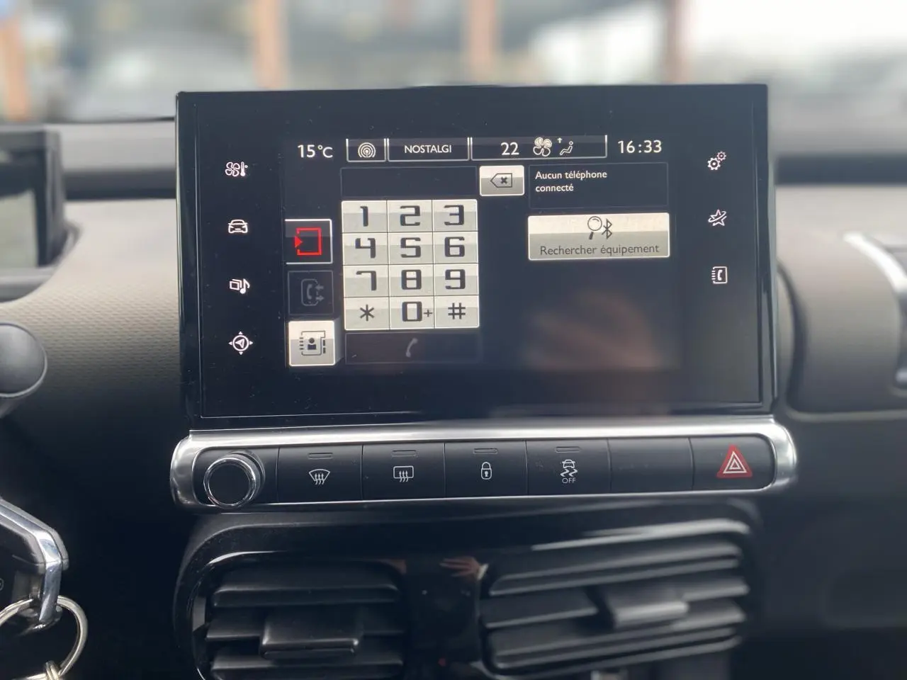 Écran tactile central du tableau de bord de la Citroën C4 Cactus 2015 avec interface téléphone affichée.