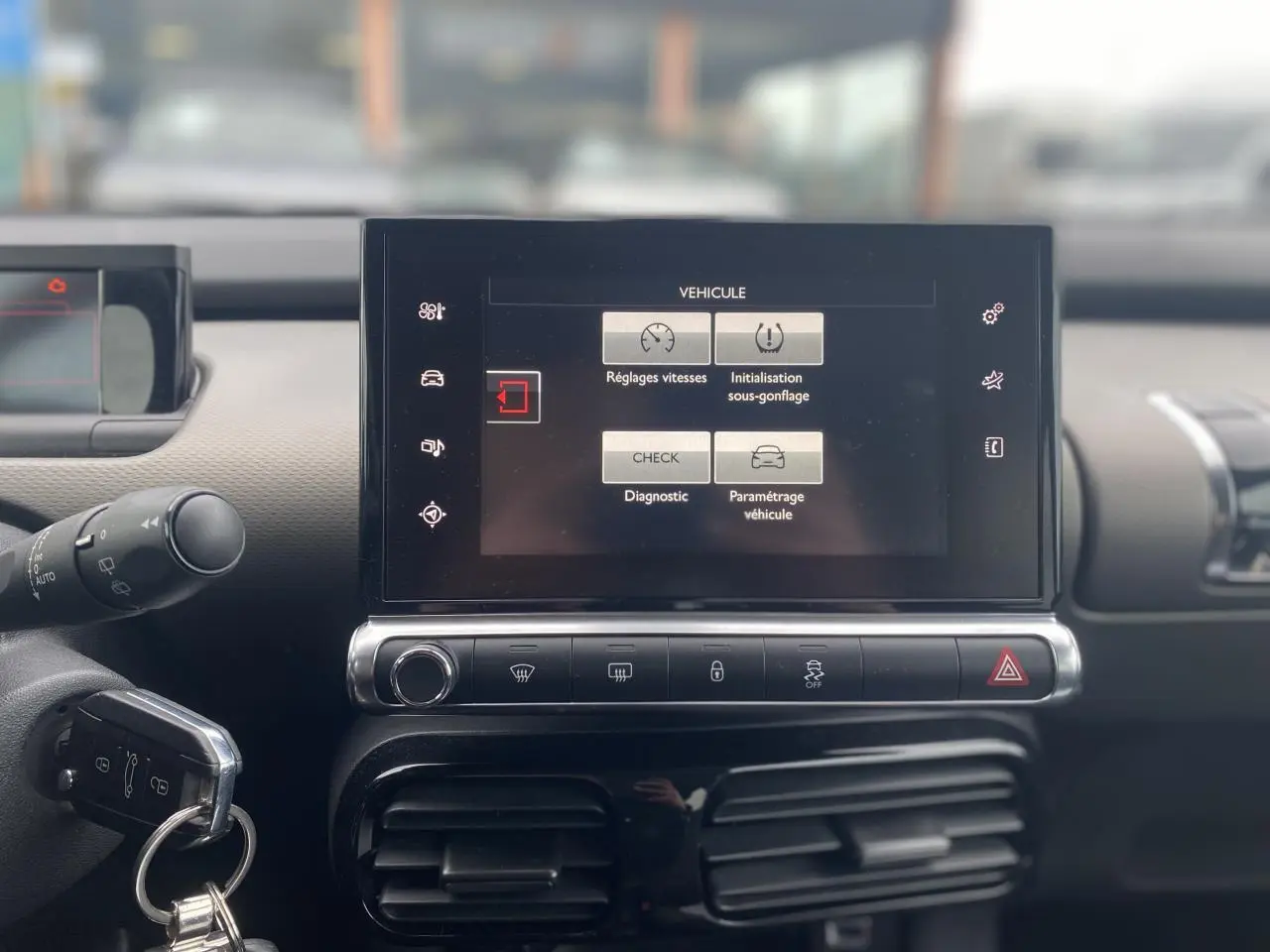 Vue rapprochée de l'écran tactile central du tableau de bord du Citroën C4 Cactus 2015 avec menu de réglages véhicules.