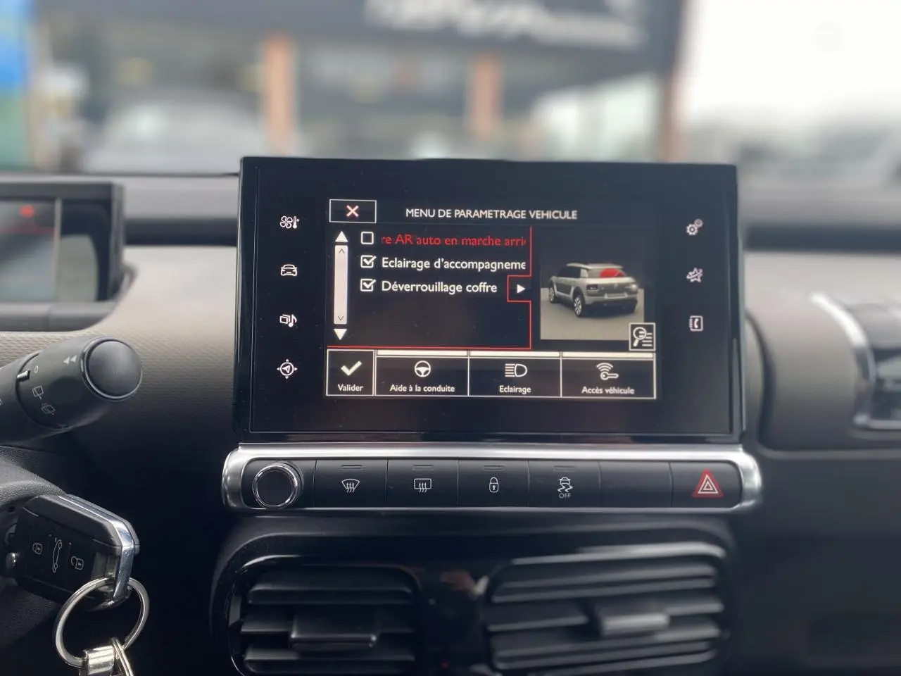 Écran tactile central du tableau de bord du Citroën C4 Cactus 2015 affichant le menu de paramétrage véhicule.