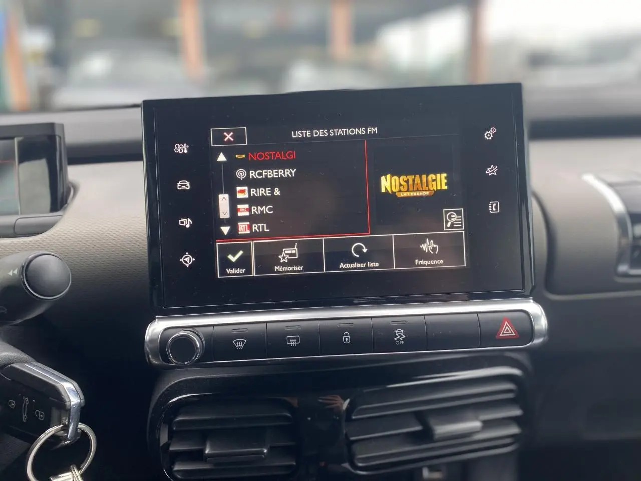 Écran tactile central du tableau de bord de la Citroën C4 Cactus 2015 affichant la liste des stations FM.