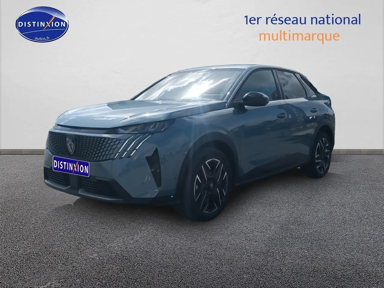 Peugeot 3008 bleu 3/4 avant droit, avec calandre distinctive et jantes alliage noires.