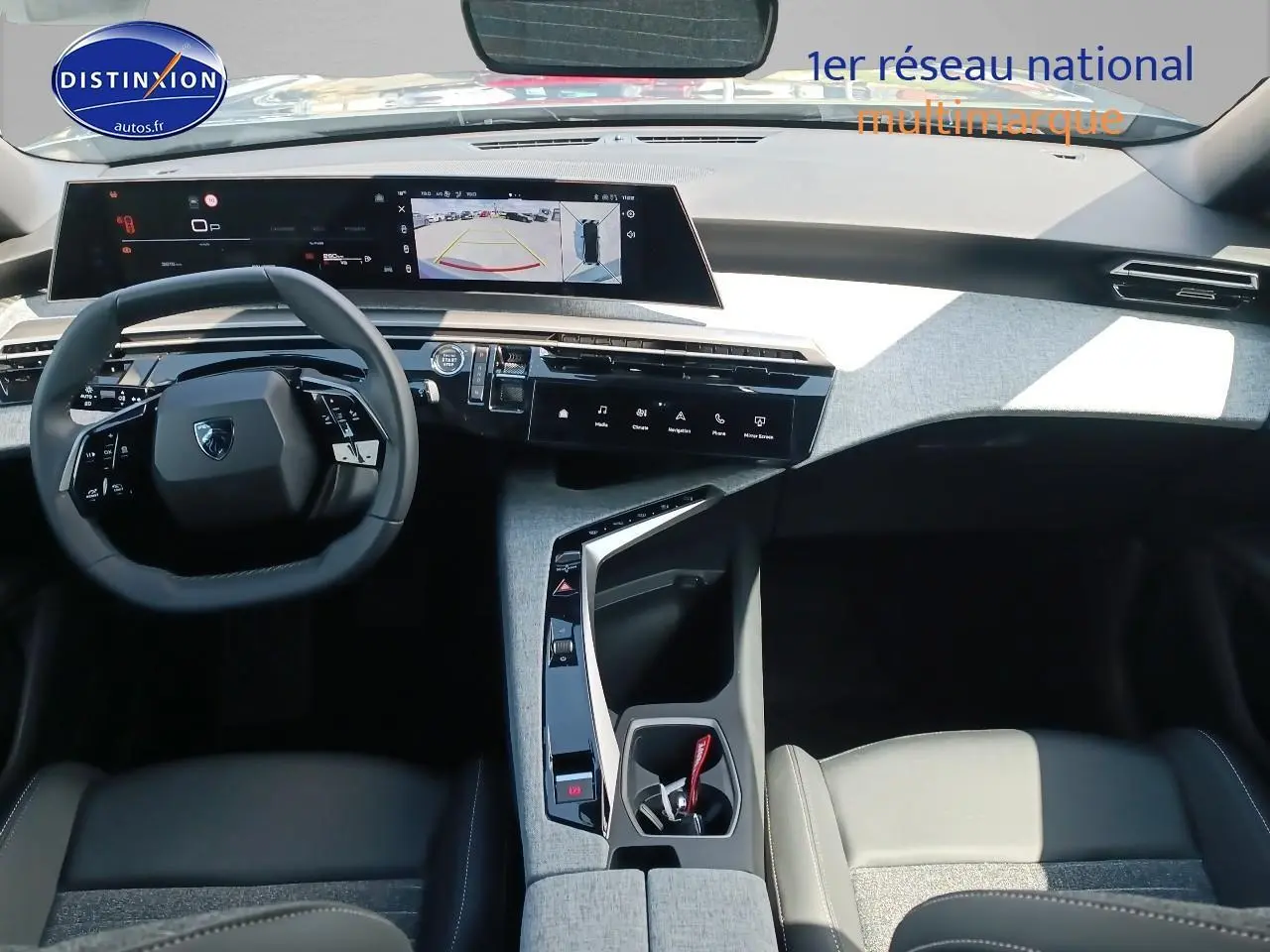 Vue intérieure du poste de conduite du Peugeot 3008 2025, avec tableau de bord numérique et volant multifonction noir.