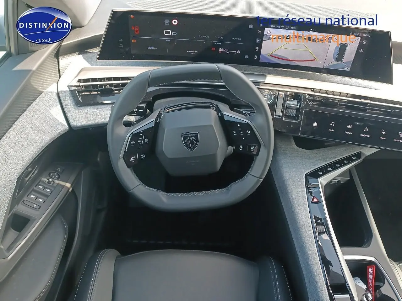 Vue intérieure du poste de conduite du Peugeot 3008 bleu 2025, avec volant compact et écran tactile large.