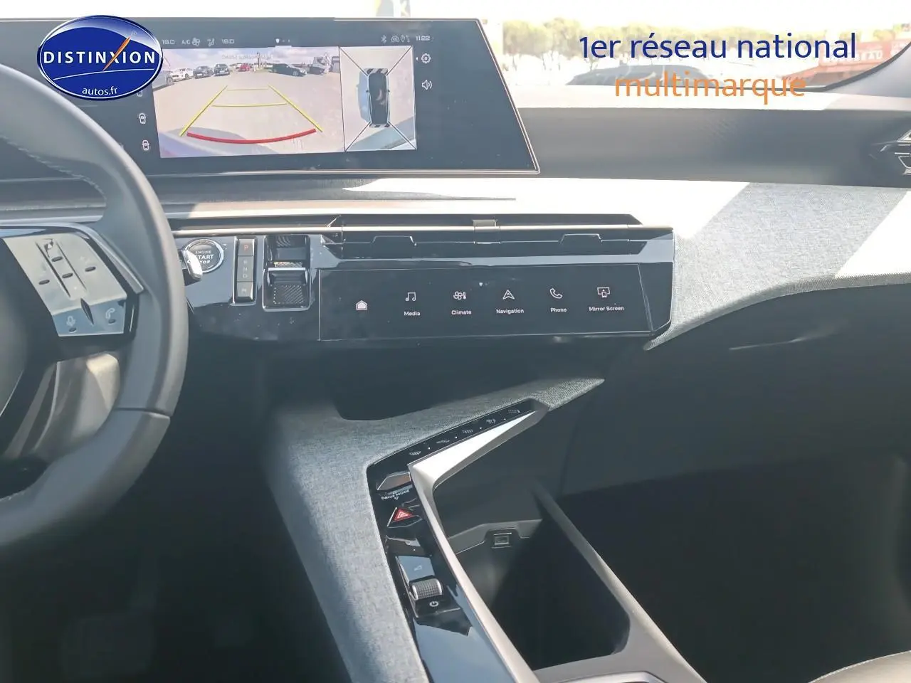 Vue intérieure du tableau de bord du Peugeot 3008 2025, avec écran tactile large et console centrale design en tissu gris.